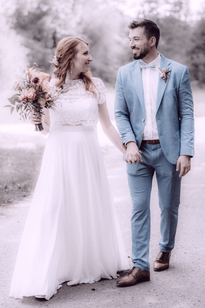 Hochzeitsfotograf Elliots Cafe Mauer - Brautpaarshooting_sie_laufen