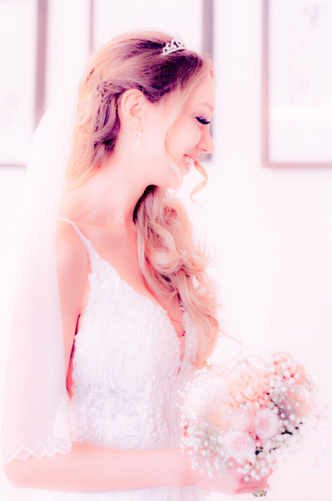 Hochzeitsfotograf Heidelberg - Braut mit Strauss beim GettingReady - 045_FancyWeddings