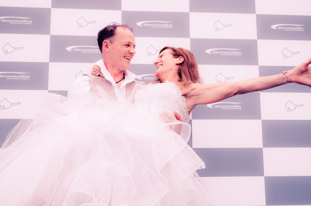 Hochzeitsfotograf Hockenheimring - Brautpaar auf dem Treppchen am Hockenheimring - 046_FancyWeddings