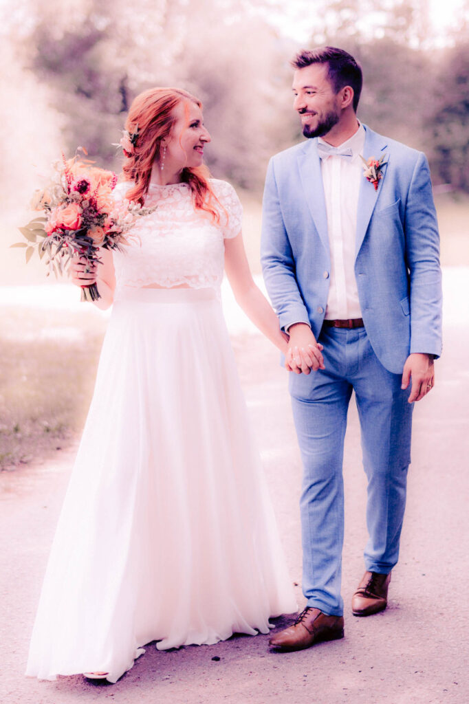 Hochzeitsfotograf Heidelberg - Brautpaar geht -Primary 032_FancyWeddings