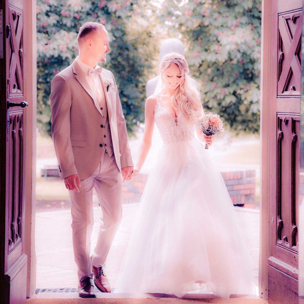 Hochzeitsfotograf Waldorf Astorhaus - Brautpaar ins Standesamt -Primary 006_FancyWeddings