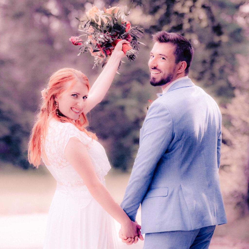 Hochzeitsfotograf Heidelberg - Brautpaar winkt -Primary 031_FancyWeddings