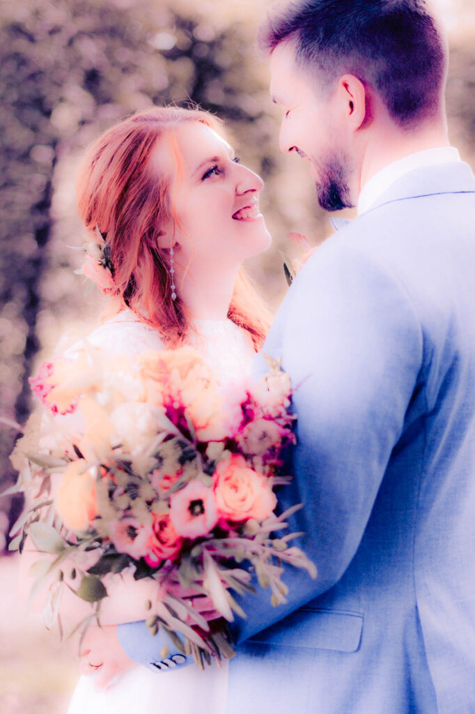 Hochzeitsfotograf_Heidelberg_Hochzeit Cafe Elliots Mauer - BrautpaarShooting Brautpaar schaut sich in die Augen_FancyWeddings