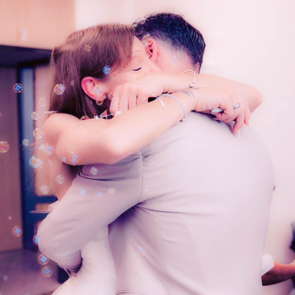 Hochzeitsfotograf_Heidelberg_Hochzeitsfotograf Hockenheimring - Paar mit Seifenblasen im Standesamt_FancyWeddings