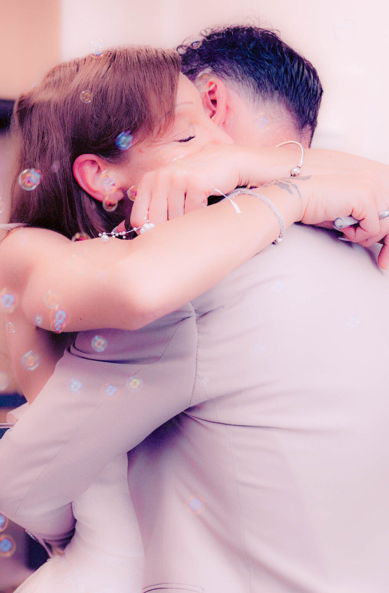 Hochzeitsfotograf_Heidelberg_Hochzeitsfotograf Hockenheimring - Paar mit Seifenblasen im Standesamt_FancyWeddings