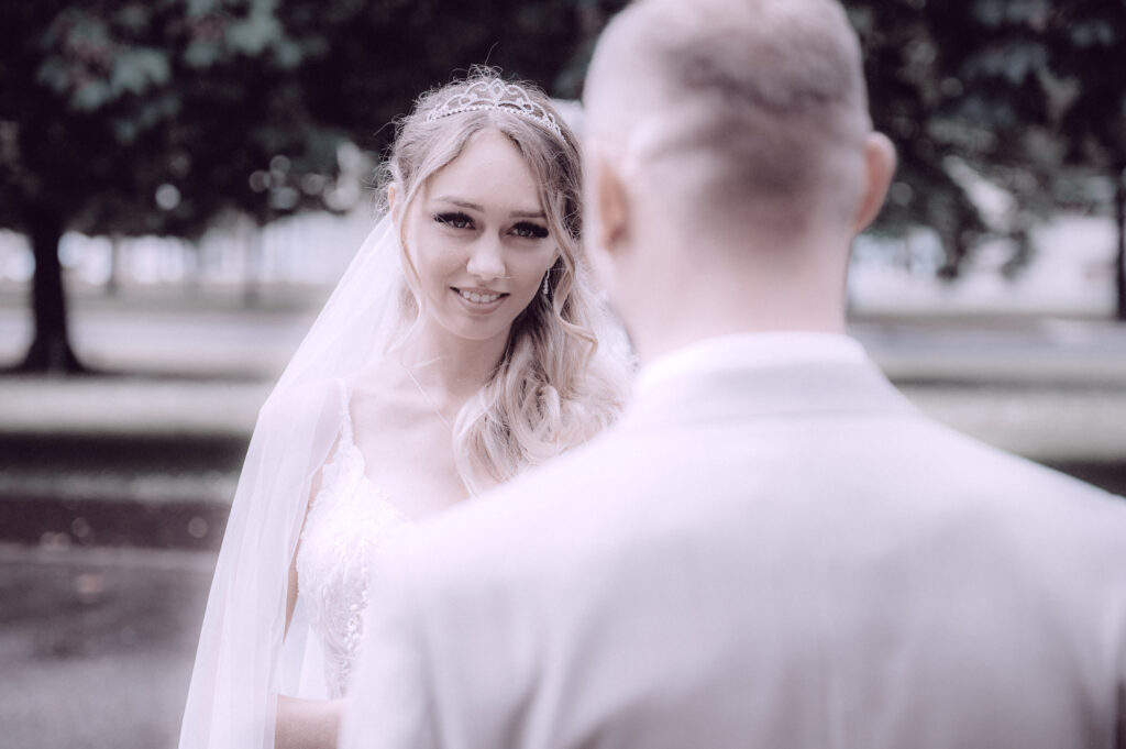 Laura-Kevin-first_look