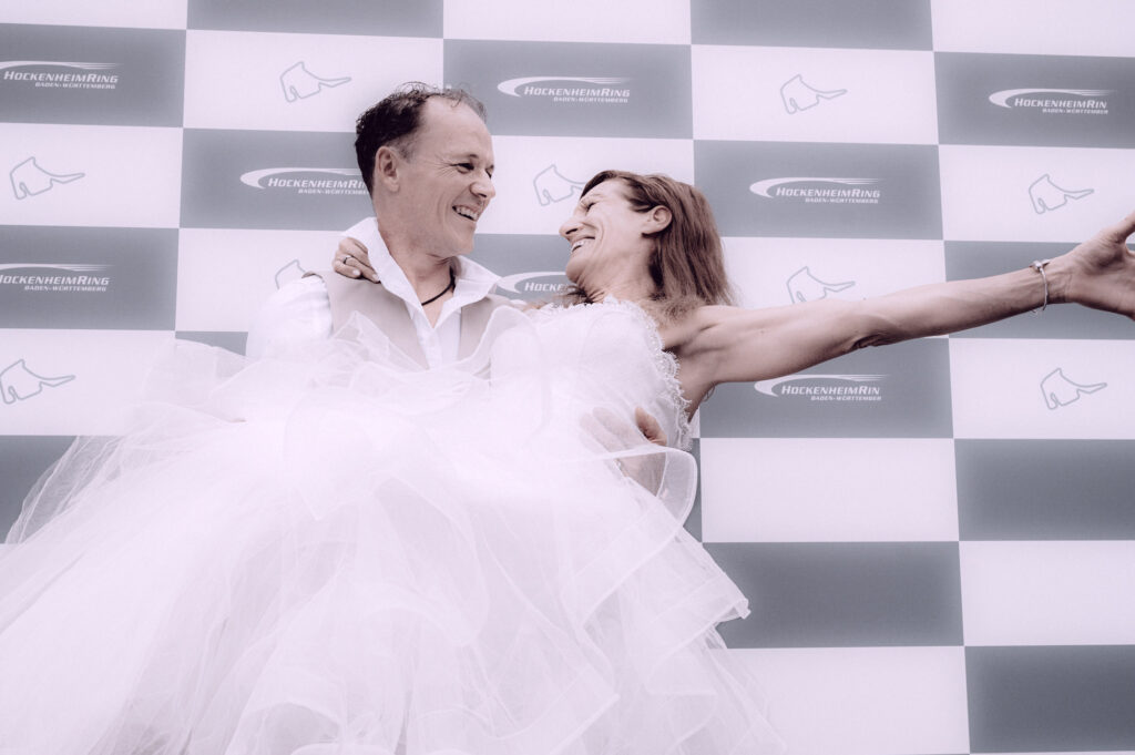 Hochzeitsfotograf Hockenheimring NatalieUndDirk_auf_dem_treppchen